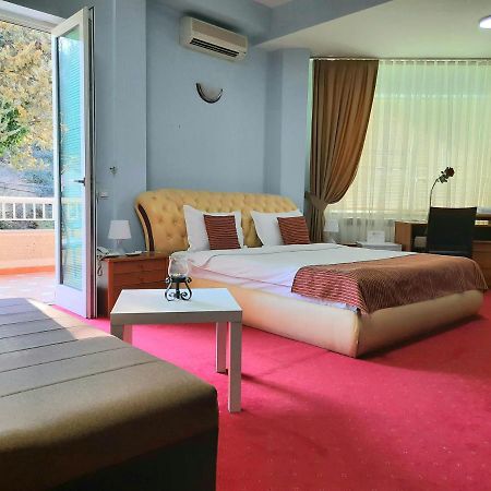 Hotel Aristocrat & Fish Restaurant Skopje Bagian luar foto