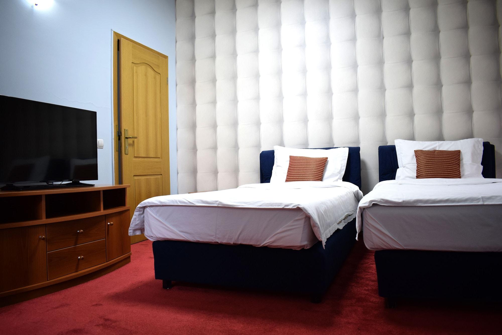 Hotel Aristocrat & Fish Restaurant Skopje Bagian luar foto