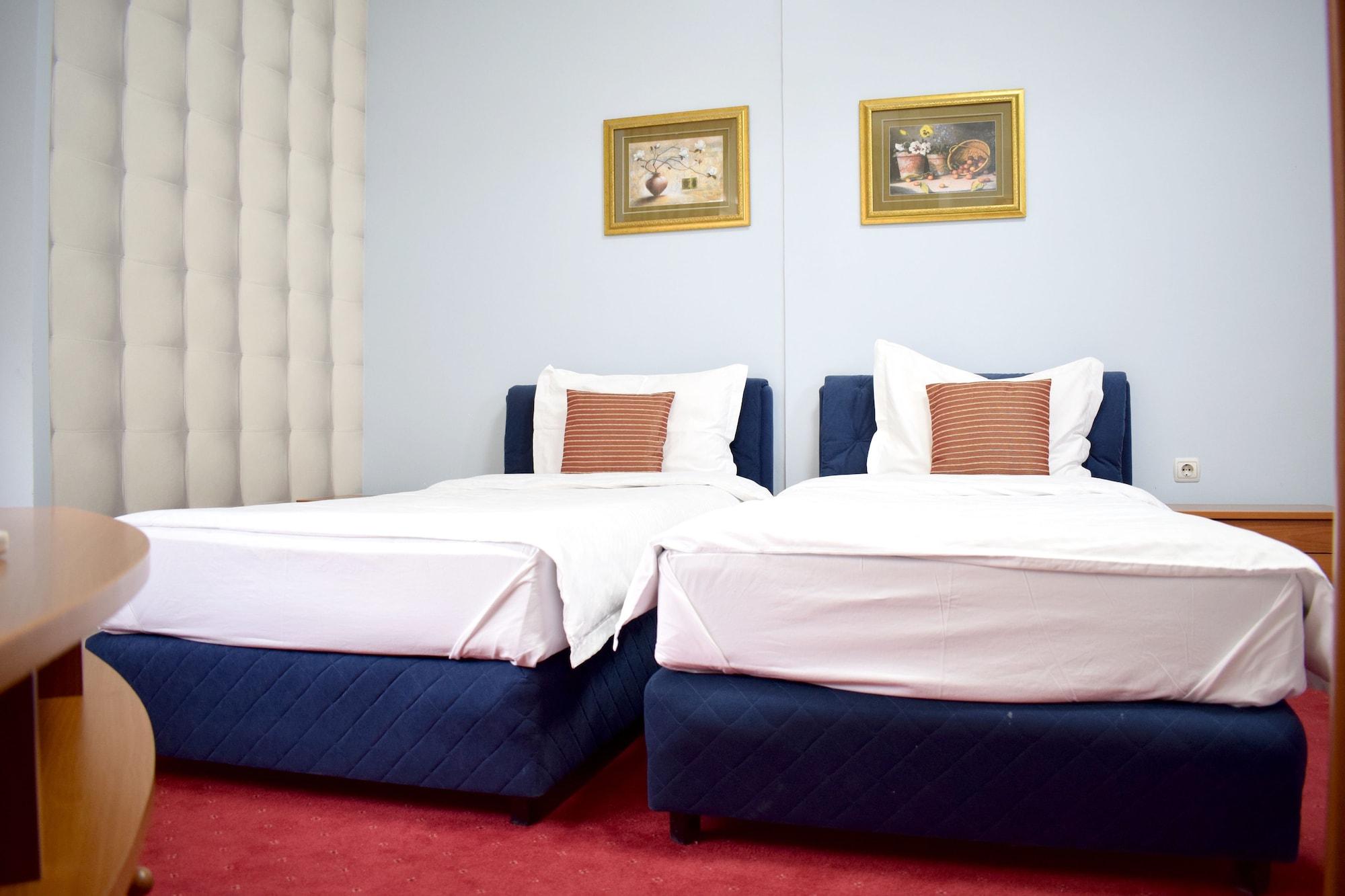 Hotel Aristocrat & Fish Restaurant Skopje Bagian luar foto