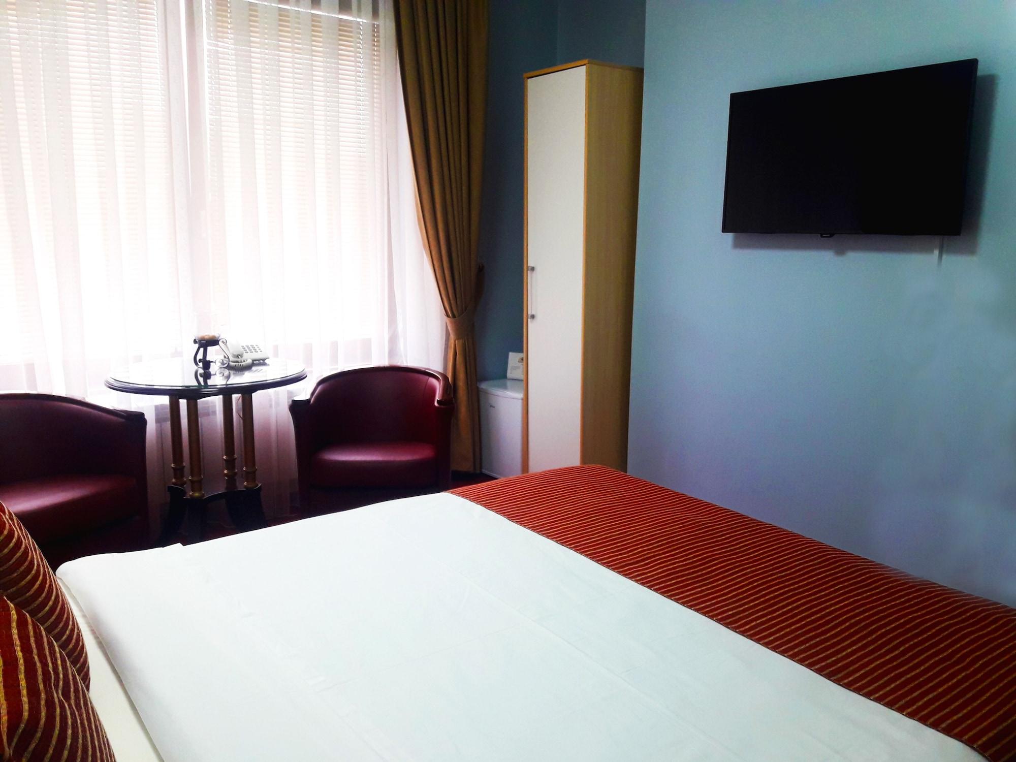 Hotel Aristocrat & Fish Restaurant Skopje Bagian luar foto