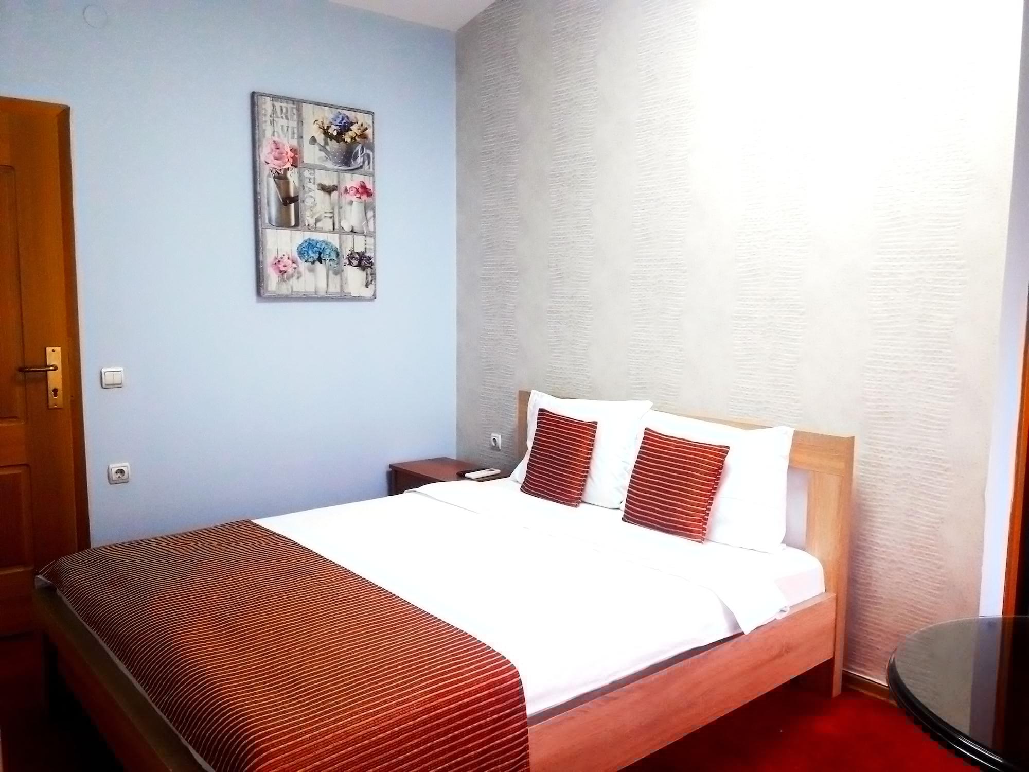 Hotel Aristocrat & Fish Restaurant Skopje Bagian luar foto