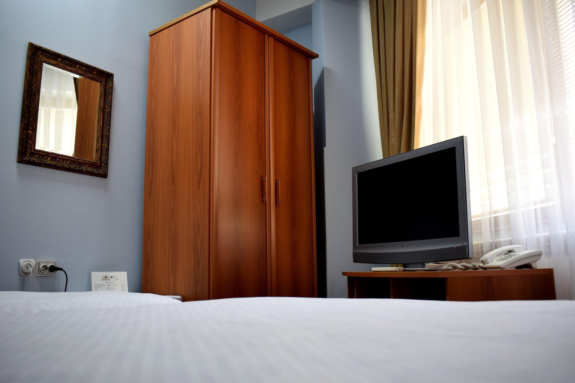 Hotel Aristocrat & Fish Restaurant Skopje Bagian luar foto