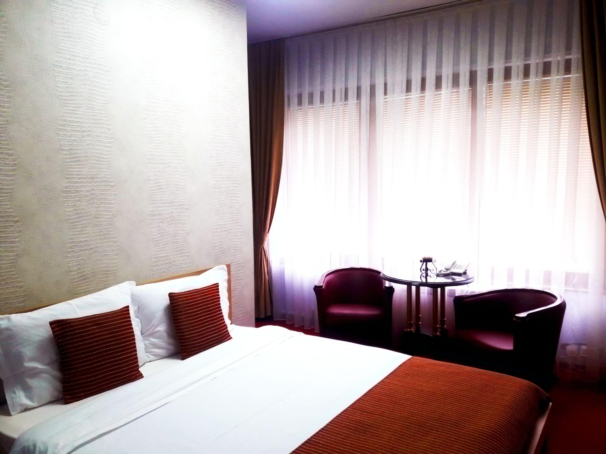 Hotel Aristocrat & Fish Restaurant Skopje Bagian luar foto
