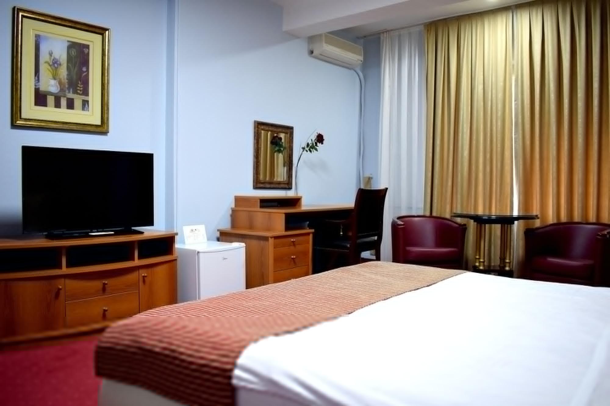 Hotel Aristocrat & Fish Restaurant Skopje Bagian luar foto