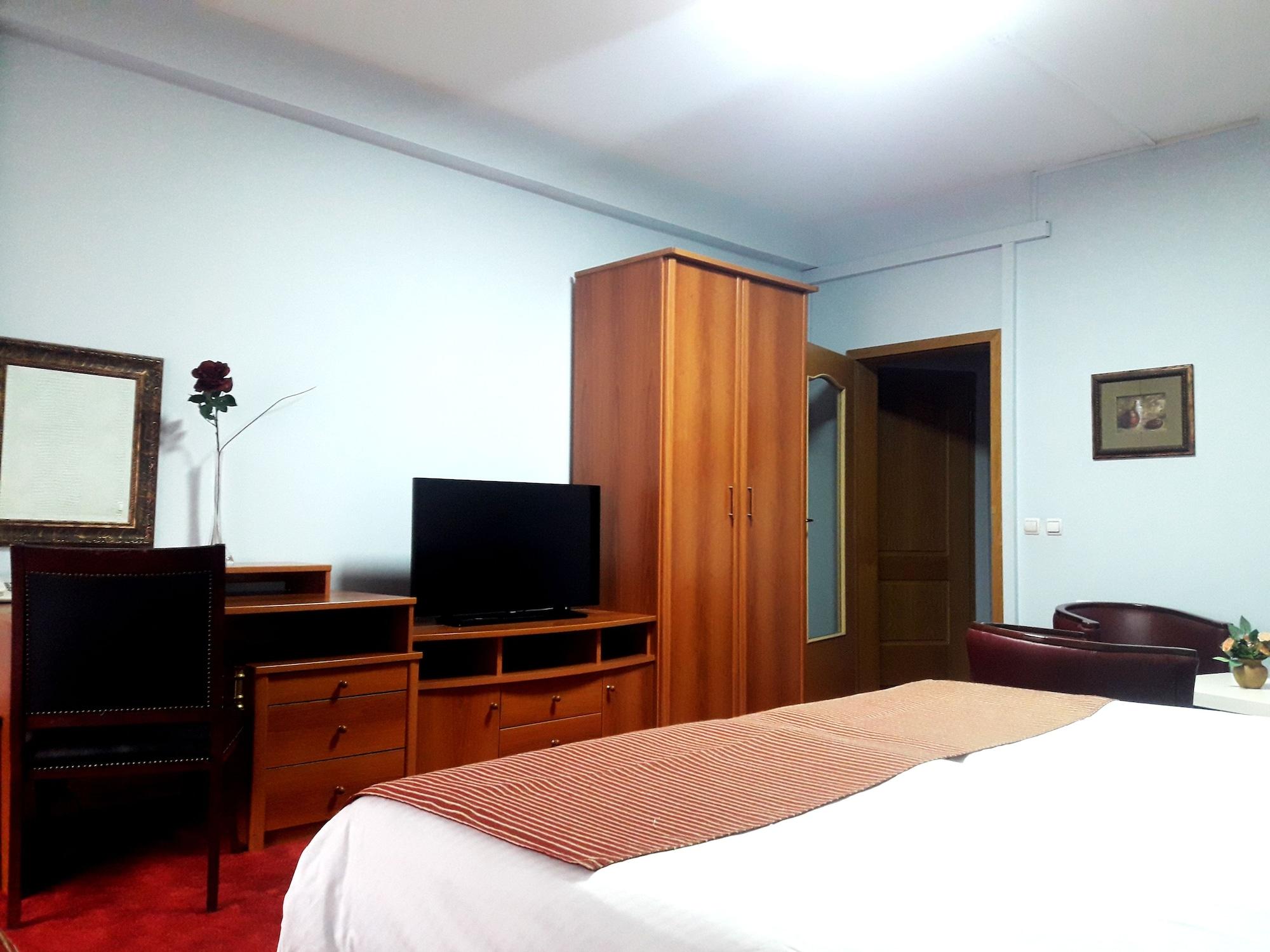 Hotel Aristocrat & Fish Restaurant Skopje Bagian luar foto