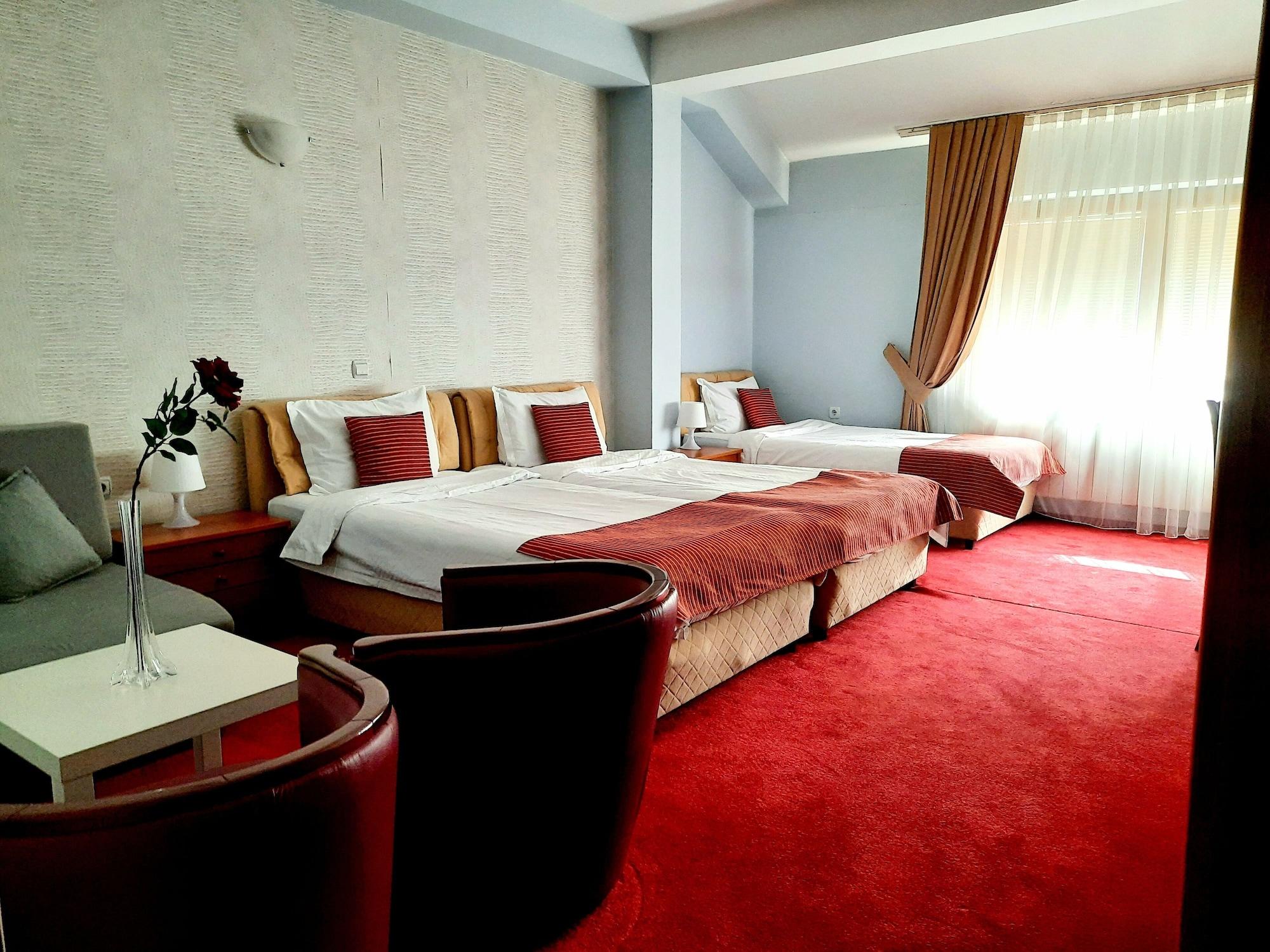 Hotel Aristocrat & Fish Restaurant Skopje Bagian luar foto