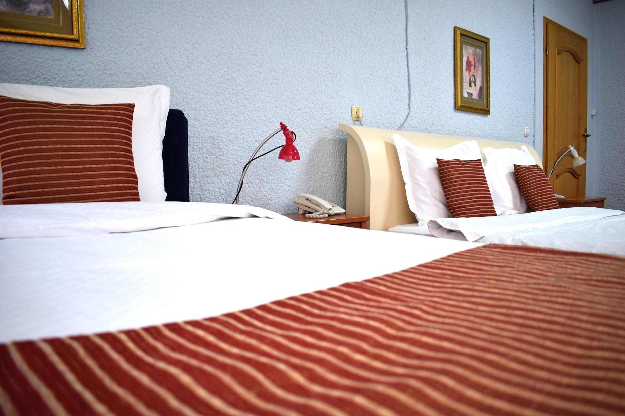 Hotel Aristocrat & Fish Restaurant Skopje Bagian luar foto
