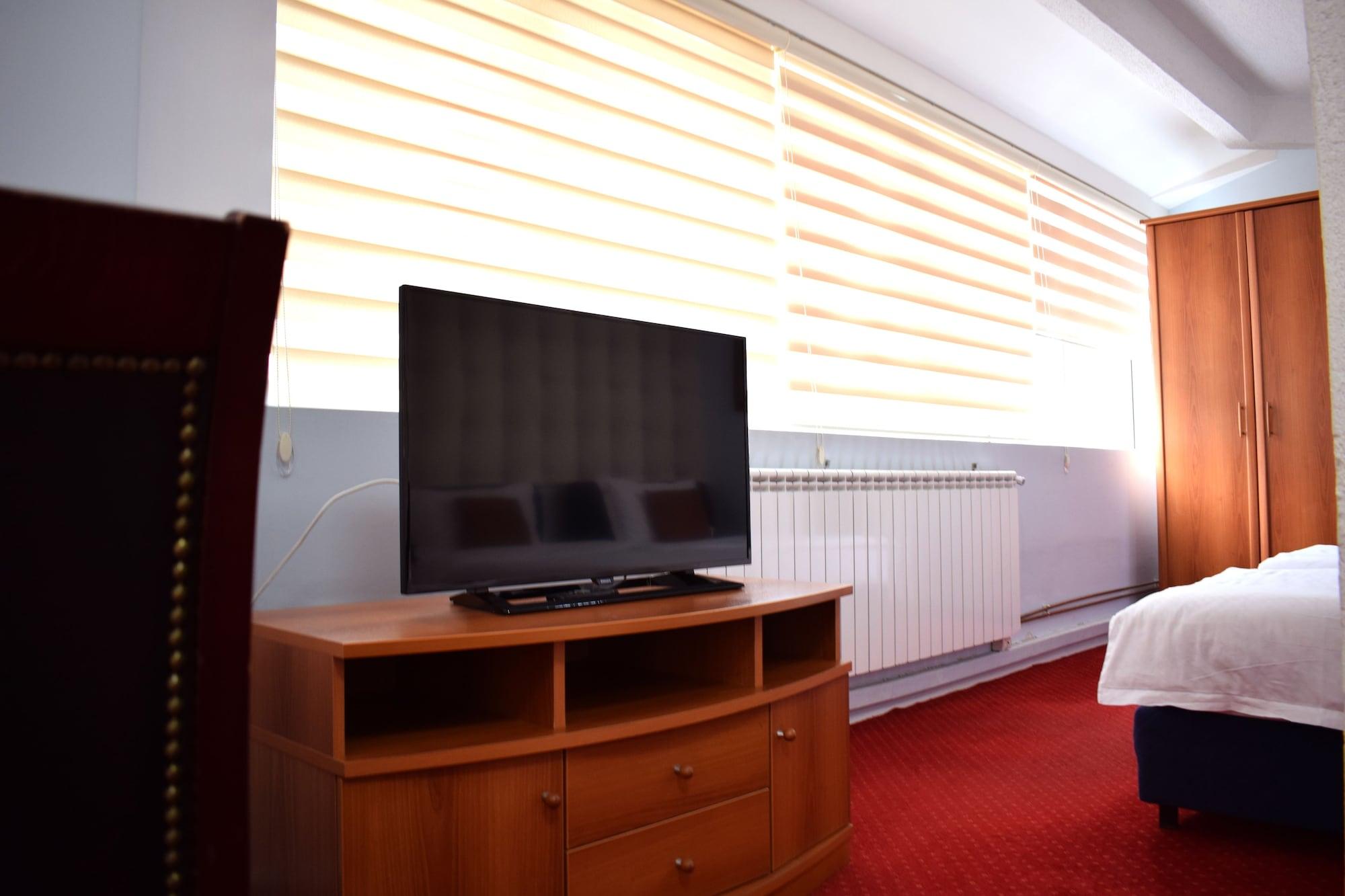 Hotel Aristocrat & Fish Restaurant Skopje Bagian luar foto