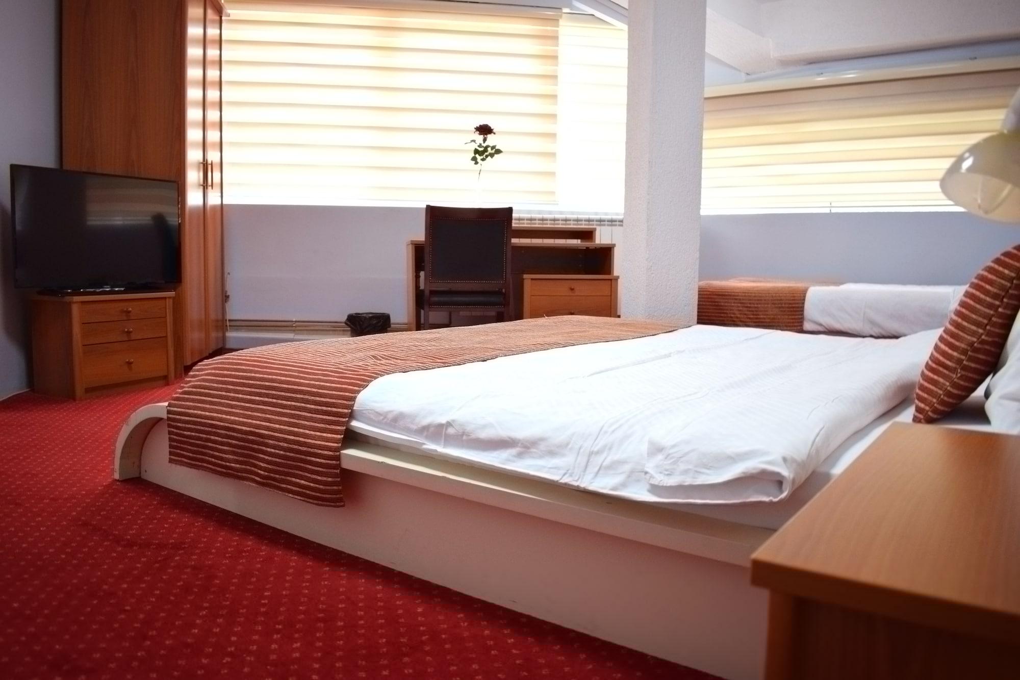Hotel Aristocrat & Fish Restaurant Skopje Bagian luar foto