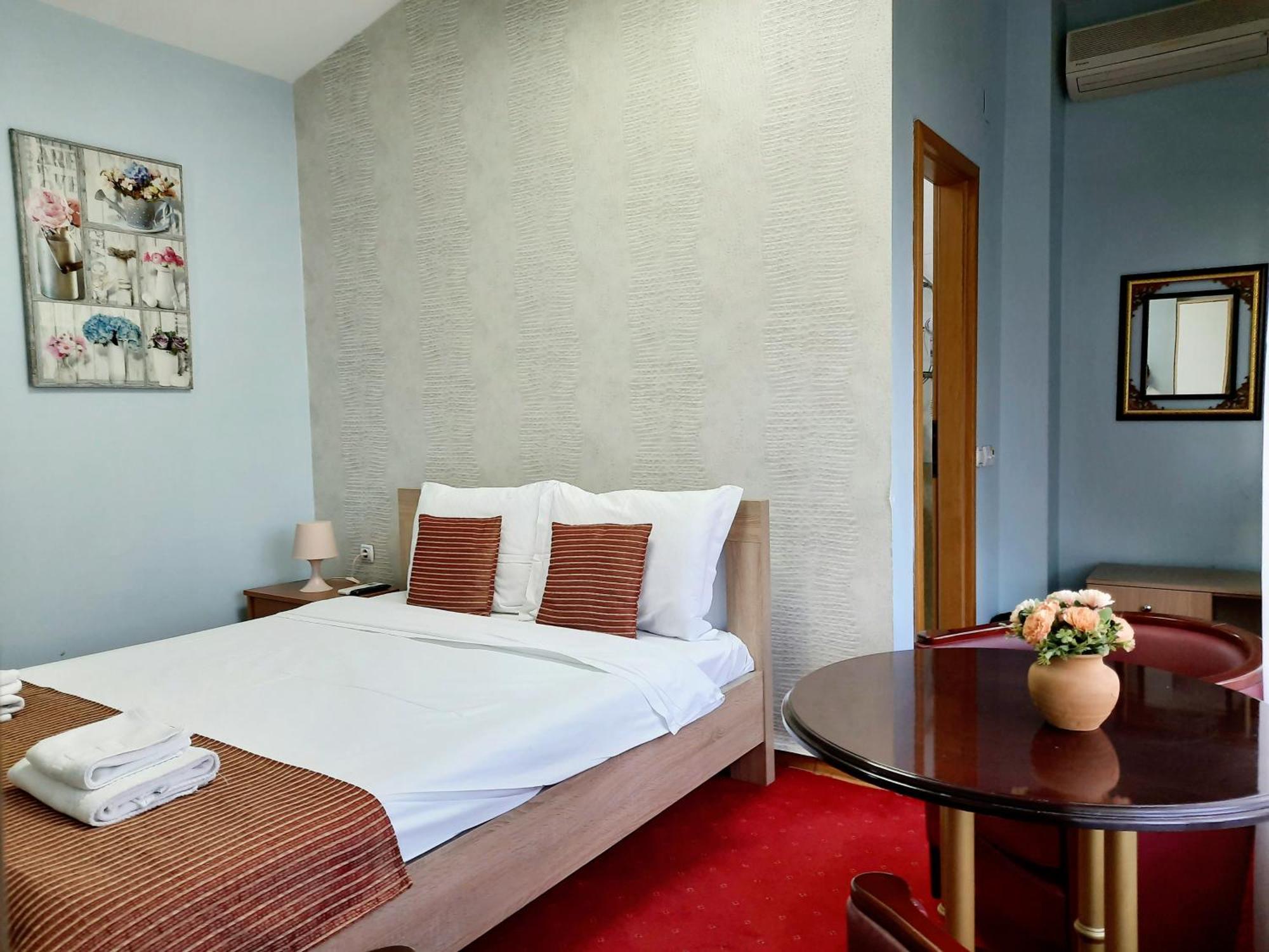 Hotel Aristocrat & Fish Restaurant Skopje Ruang foto