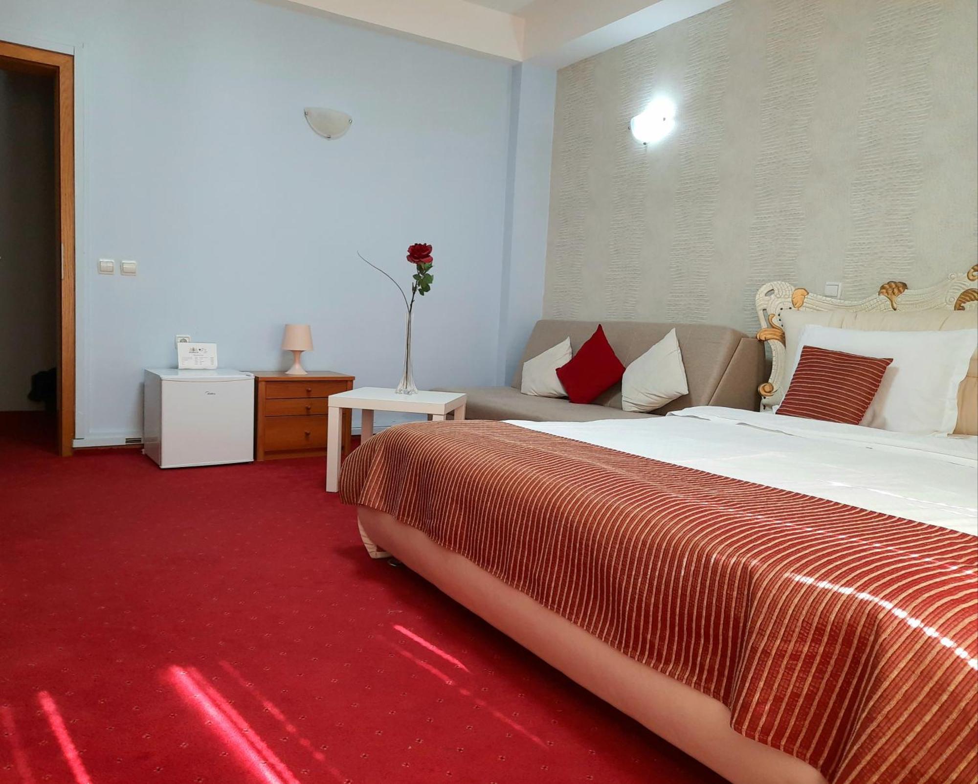Hotel Aristocrat & Fish Restaurant Skopje Ruang foto