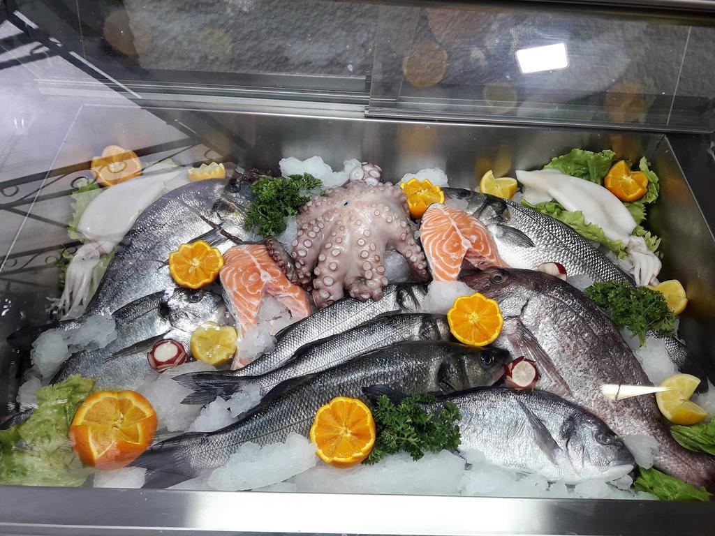 Hotel Aristocrat & Fish Restaurant Skopje Bagian luar foto