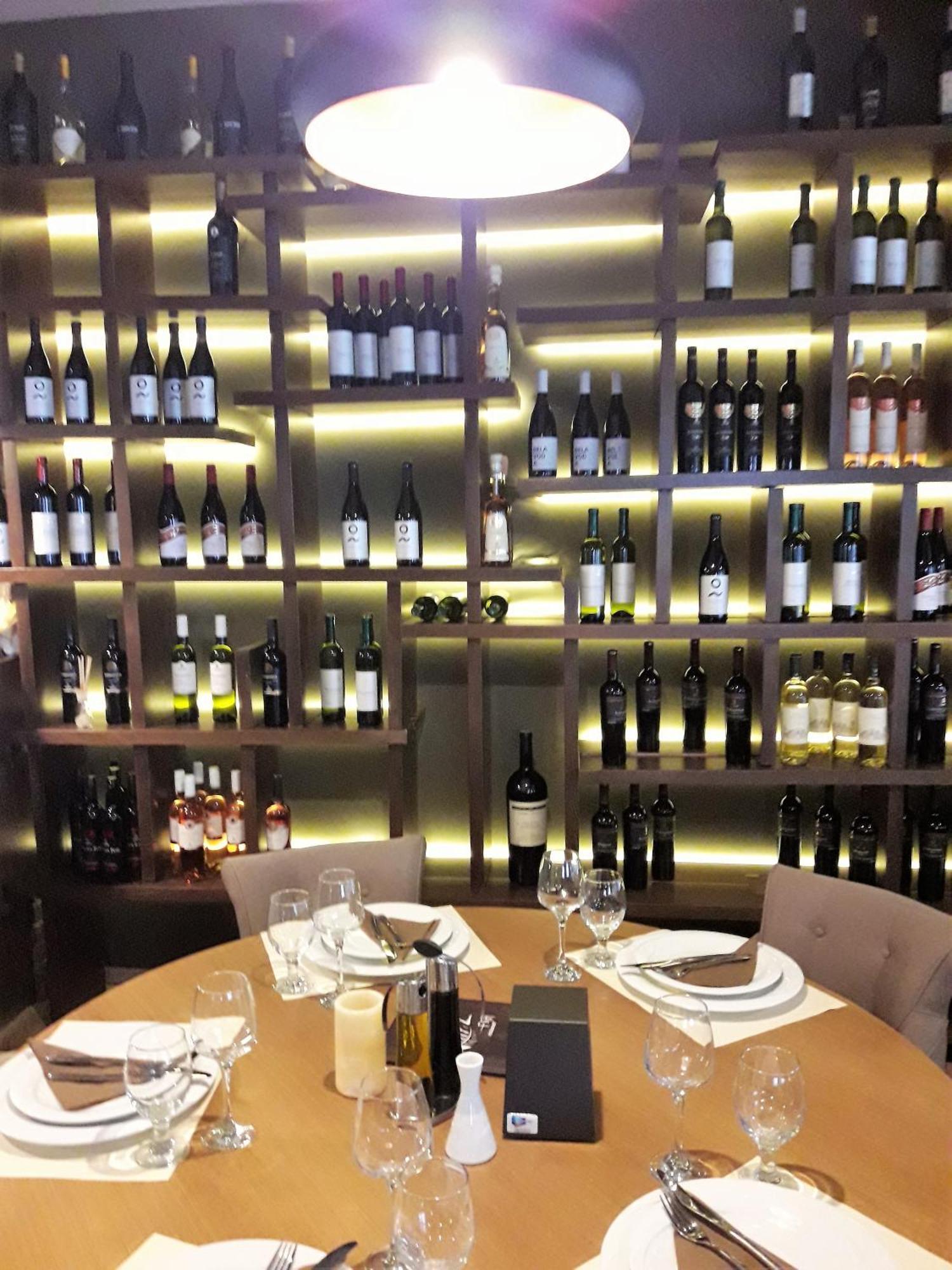 Hotel Aristocrat & Fish Restaurant Skopje Bagian luar foto