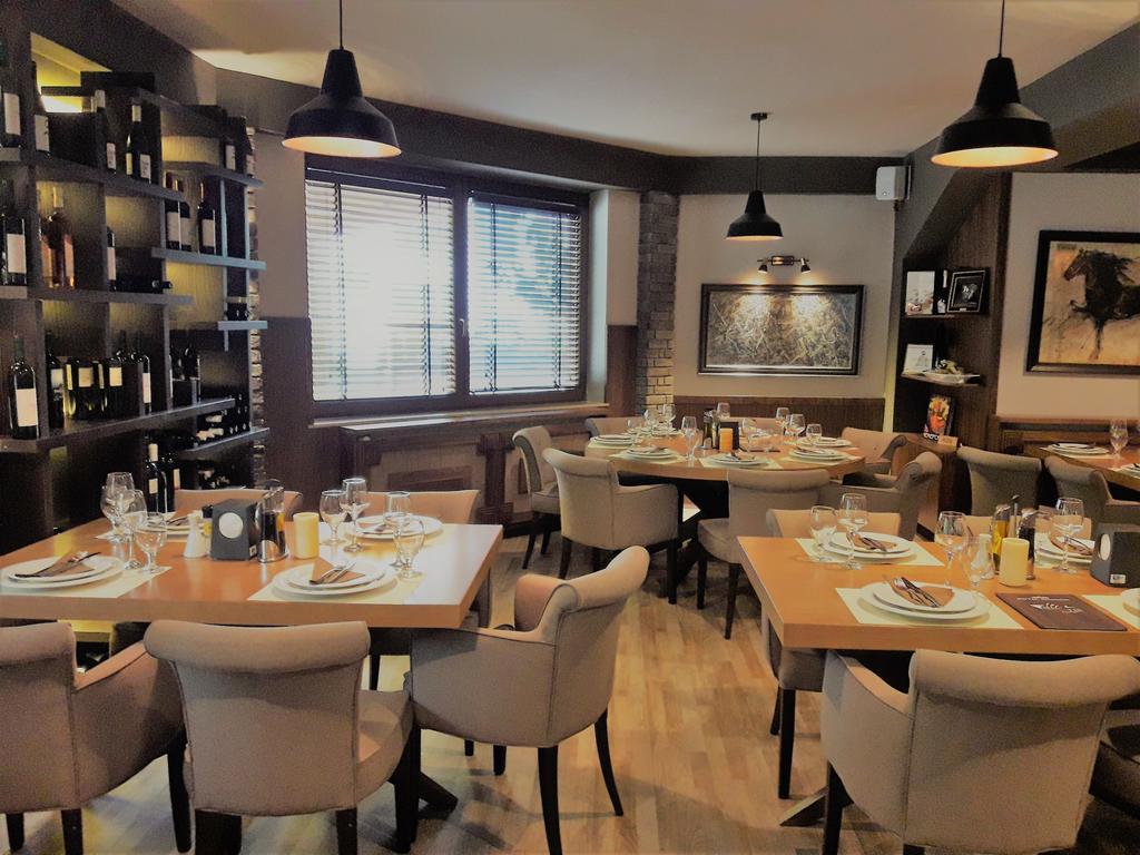 Hotel Aristocrat & Fish Restaurant Skopje Bagian luar foto