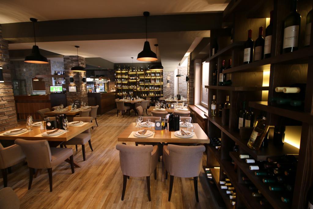 Hotel Aristocrat & Fish Restaurant Skopje Bagian luar foto