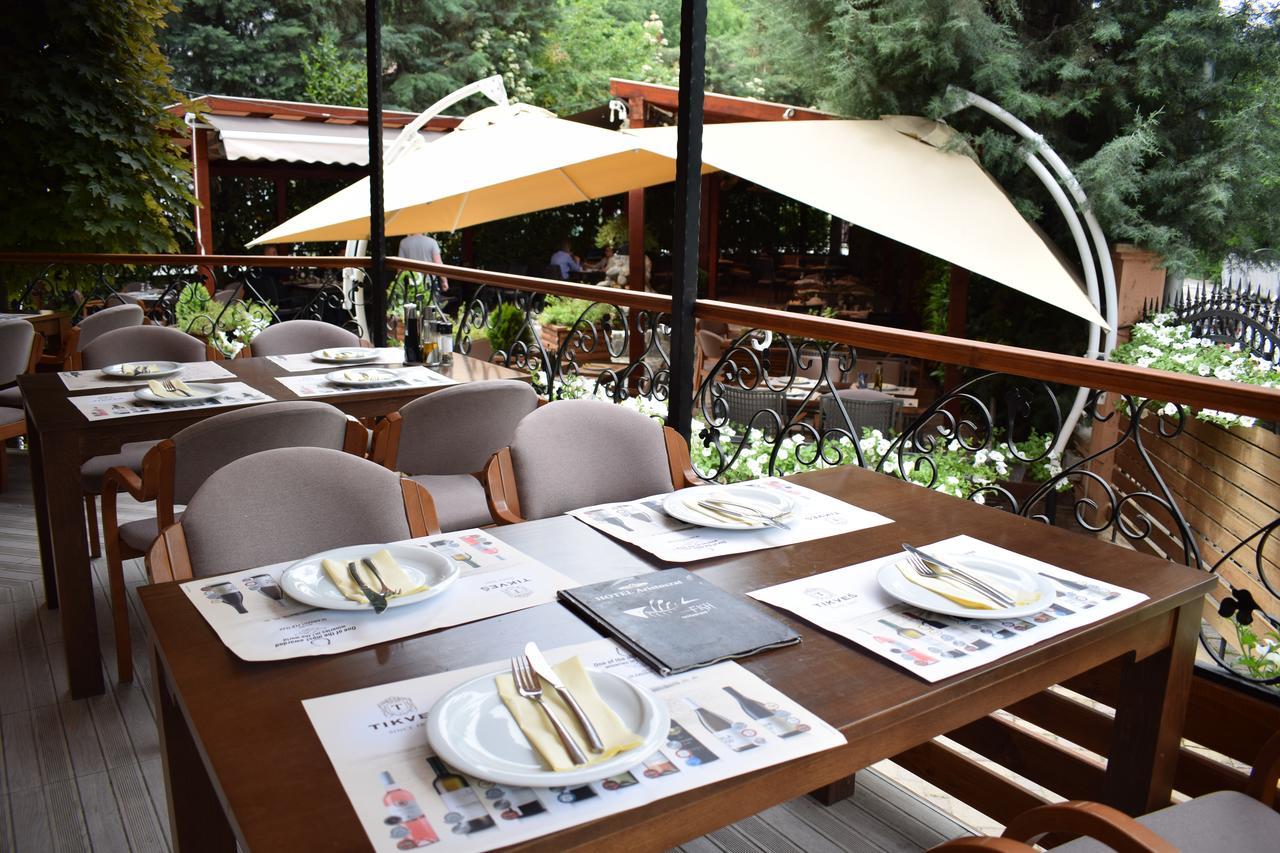 Hotel Aristocrat & Fish Restaurant Skopje Bagian luar foto