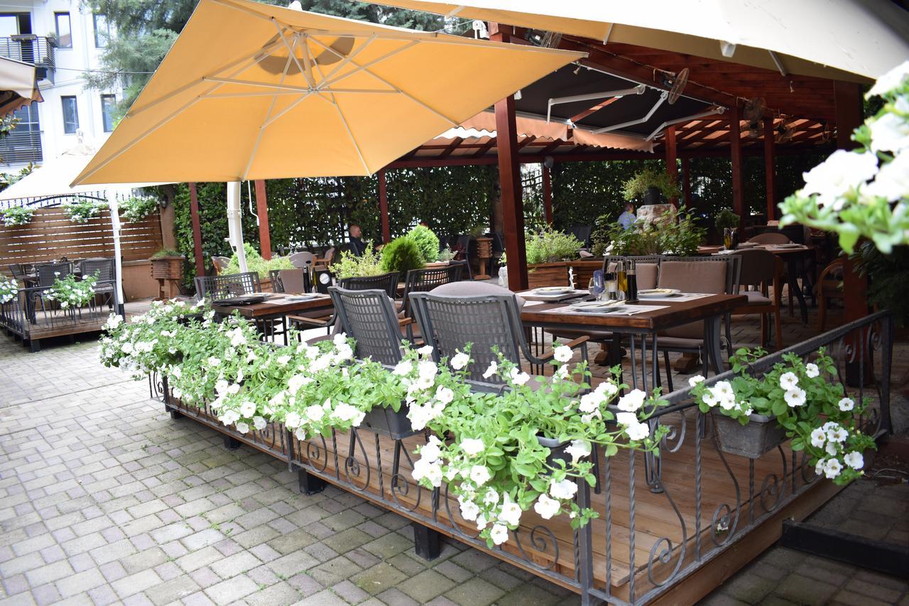 Hotel Aristocrat & Fish Restaurant Skopje Bagian luar foto