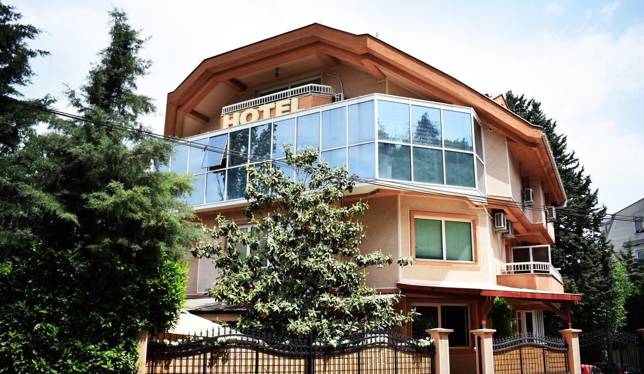 Hotel Aristocrat & Fish Restaurant Skopje Bagian luar foto