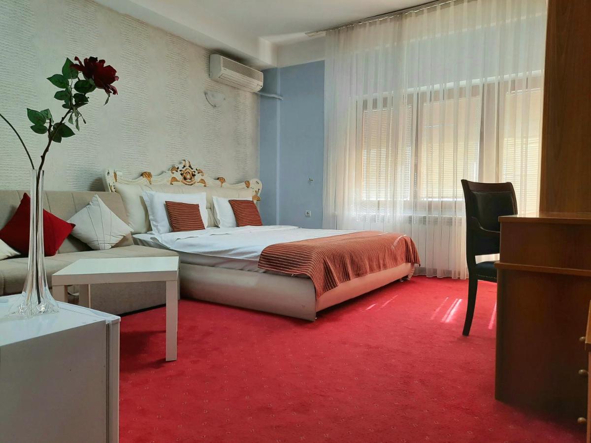 Hotel Aristocrat & Fish Restaurant Skopje Bagian luar foto