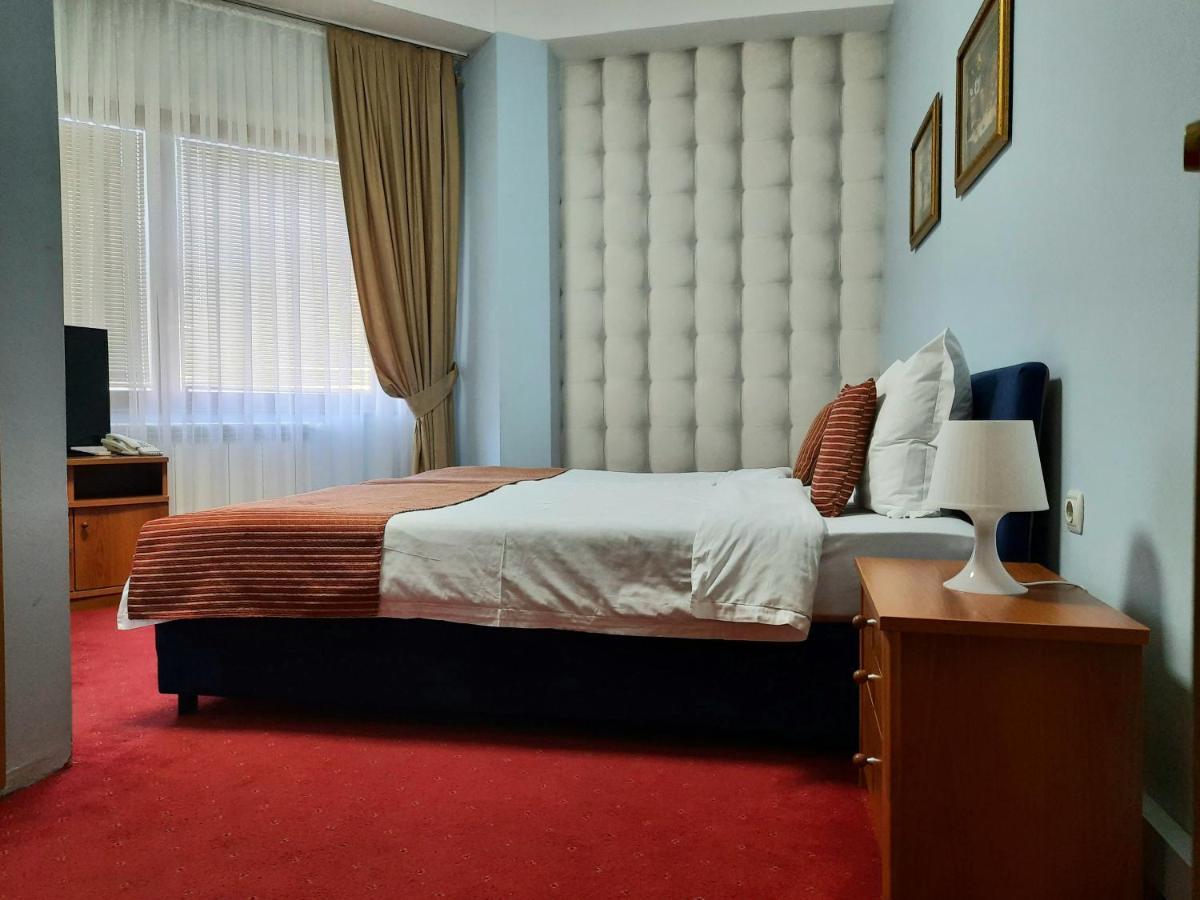 Hotel Aristocrat & Fish Restaurant Skopje Bagian luar foto