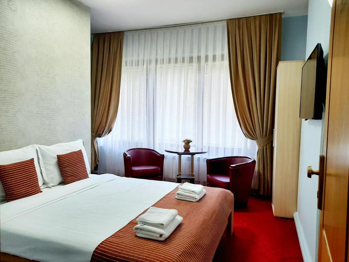 Hotel Aristocrat & Fish Restaurant Skopje Bagian luar foto